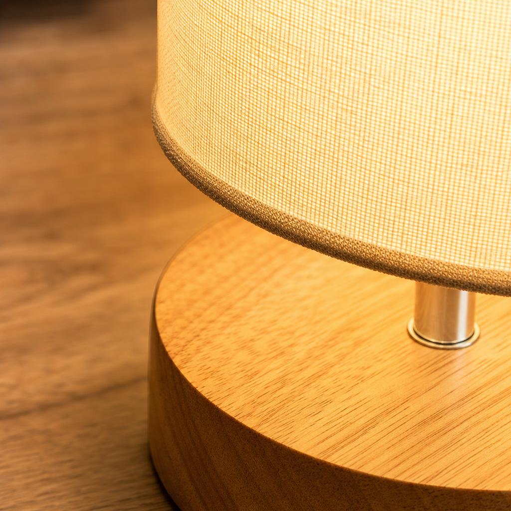 Lampara de mesa, detalle madera y lino