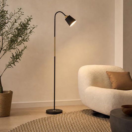 Lampara de pie ambientada en living