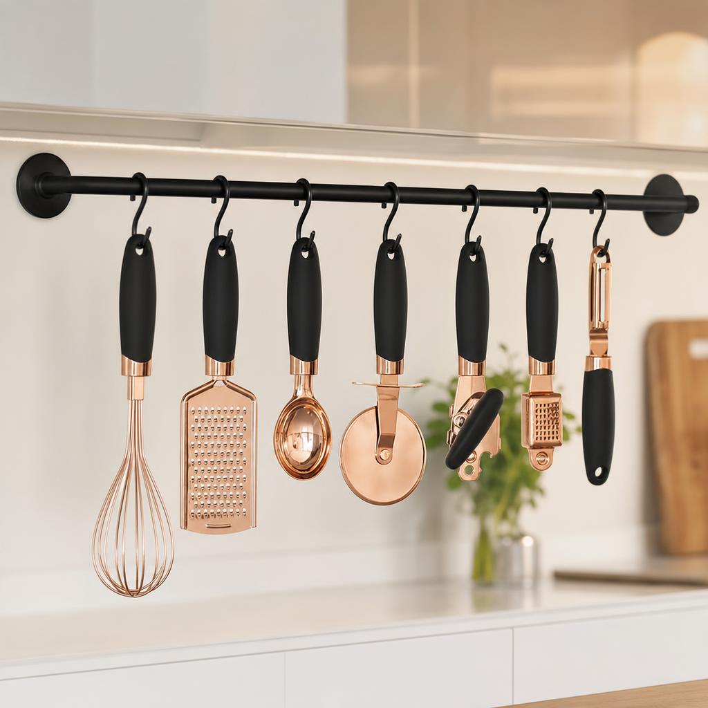 Set de utensilios colgados en cocina